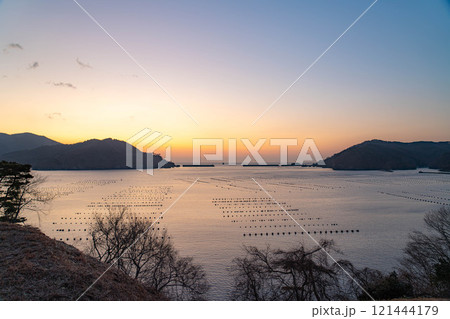 【港素材】大船渡湾の朝焼け【岩手県】 121444179