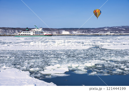 オホーツク海の流氷上空を漂うバルーン 121444199