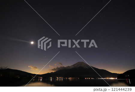夜明けの頃の絶景の富士山 夜明けの頃の絶景の富士山 121444239