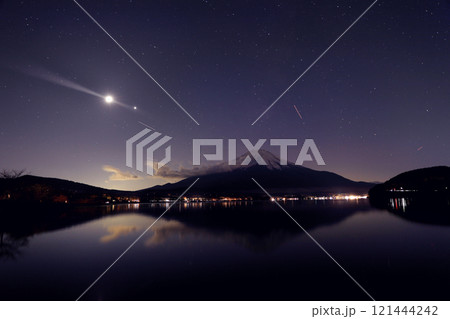 夜明けの頃の絶景の富士山 121444242