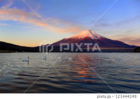夜明けの頃の絶景の富士山 夜明けの頃の絶景の富士山 121444249