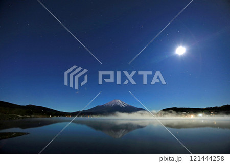 夜明けの頃の絶景の富士山 夜明けの頃の絶景の富士山 121444258
