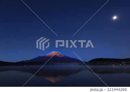 夜明けの頃の絶景の富士山 121444260
