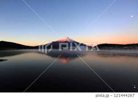 夜明けの頃の絶景の富士山 121444267