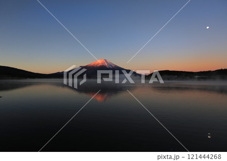 夜明けの頃の絶景の富士山 121444268