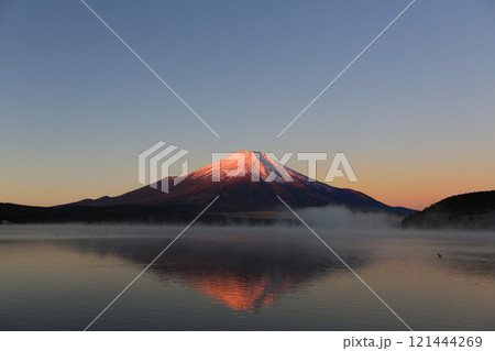 夜明けの頃の絶景の富士山 夜明けの頃の絶景の富士山 121444269