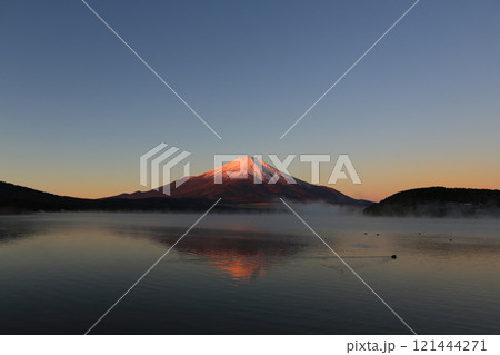 夜明けの頃の絶景の富士山 121444271