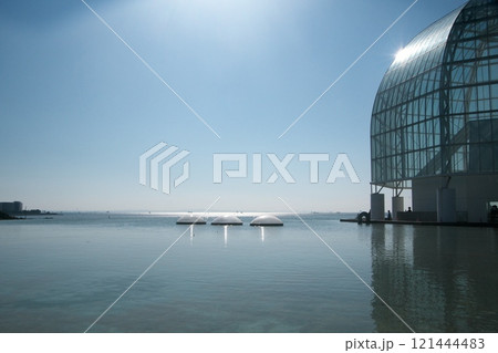 水族館の沖合に続くオーシャンビュー 121444483