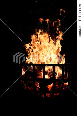 燃え上がるかがり火の炎 燃え上がるかがり火の炎 121444486