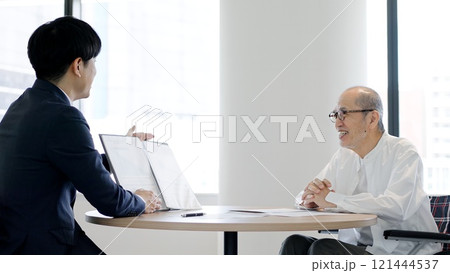 ビジネスマンに営業を受ける高齢者 ビジネスマンに営業を受ける高齢者 121444537