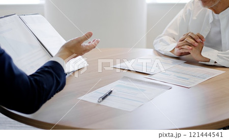 ビジネスマンに営業を受ける高齢者 ビジネスマンに営業を受ける高齢者 121444541