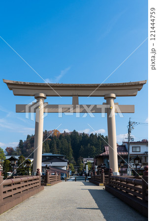 爽快な秋晴の空と櫻山八幡宮参道の大鳥居と宮前橋|12月上旬撮影|岐阜県高山市 爽快な秋晴の空と櫻山八幡宮参道の大鳥居と宮前橋|12月上旬撮影|岐阜県高山市 121444759