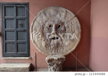ローマにある真実の口 121444986