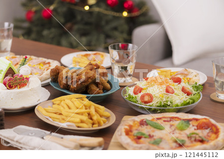 クリスマスパーティーのテーブルを彩る豪華な食事 クリスマスパーティーのテーブルを彩る豪華な食事 121445112