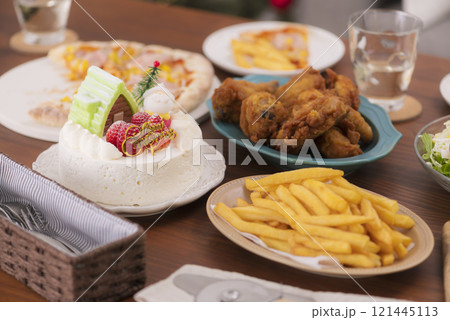 クリスマスパーティーのテーブルを彩る豪華な食事 クリスマスパーティーのテーブルを彩る豪華な食事 121445113