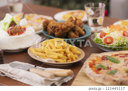 クリスマスパーティーのテーブルを彩る豪華な食事 121445117