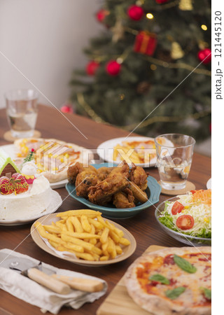 クリスマスパーティーのテーブルを彩る豪華な食事 クリスマスパーティーのテーブルを彩る豪華な食事 121445120