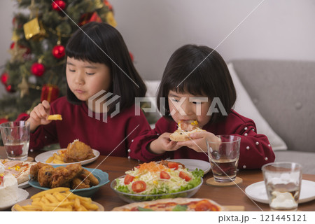 クリスマスの食卓を囲む家族の幸せなひととき 121445121