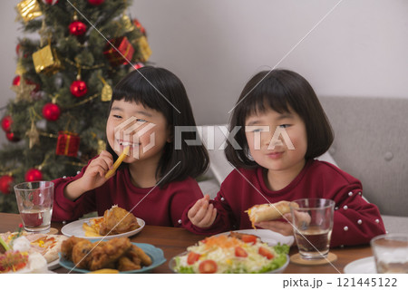 クリスマスの食卓を囲む家族の幸せなひととき 121445122