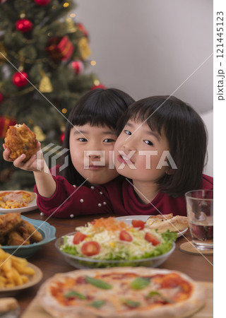 クリスマスの食卓を囲む家族の幸せなひととき クリスマスの食卓を囲む家族の幸せなひととき 121445123