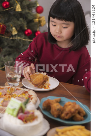 クリスマスの食卓を囲む家族の幸せなひととき クリスマスの食卓を囲む家族の幸せなひととき 121445124