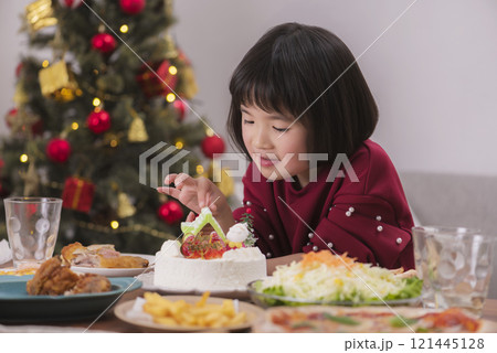 クリスマスケーキを楽しむ女の子 クリスマスケーキを楽しむ女の子 121445128