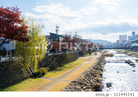 さわやかな秋晴れと紅葉が美しい宮川沿いの並木｜宮川朝市横の川｜高山イメージ｜岐阜県高山市 121445141