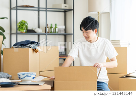 引越しの若い男性 引越しの若い男性 121445144