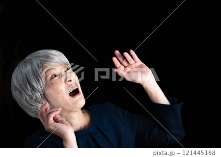 困った表情のシニア女性 121445188