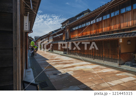 金沢ひがし茶屋街の町並み 121445315