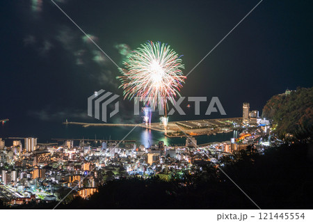 《静岡県》熱海花火大会・熱海の街を見下ろす夜景 《静岡県》熱海花火大会・熱海の街を見下ろす夜景 121445554