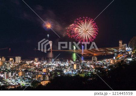 《静岡県》熱海花火大会・熱海の街を見下ろす夜景 121445559
