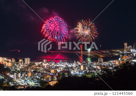 《静岡県》熱海花火大会・熱海の街を見下ろす夜景 《静岡県》熱海花火大会・熱海の街を見下ろす夜景 121445560