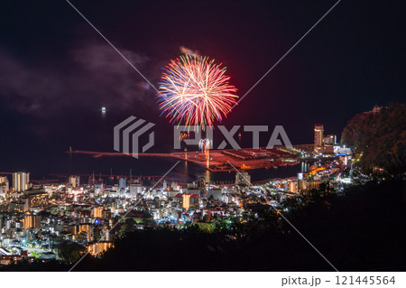 《静岡県》熱海花火大会・熱海の街を見下ろす夜景 121445564