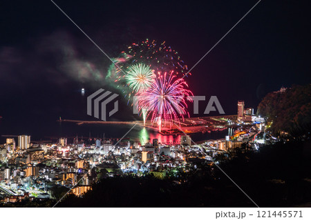 《静岡県》熱海花火大会・熱海の街を見下ろす夜景 121445571