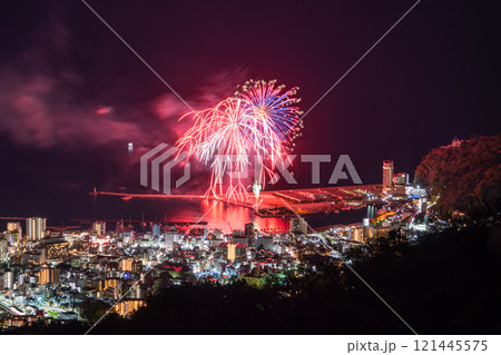 《静岡県》熱海花火大会・熱海の街を見下ろす夜景 121445575
