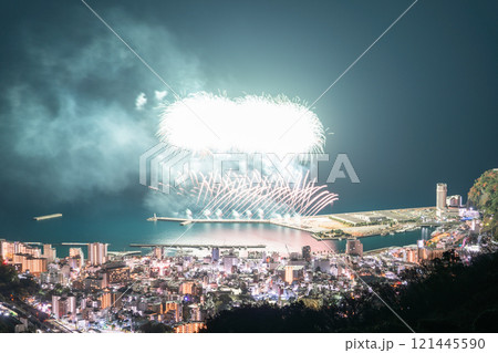 《静岡県》熱海花火大会・熱海の街を見下ろす夜景 《静岡県》熱海花火大会・熱海の街を見下ろす夜景 121445590