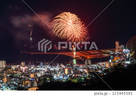 《静岡県》熱海花火大会・熱海の街を見下ろす夜景 《静岡県》熱海花火大会・熱海の街を見下ろす夜景 121445591