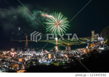 《静岡県》熱海花火大会・熱海の街を見下ろす夜景 《静岡県》熱海花火大会・熱海の街を見下ろす夜景 121445592