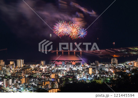 《静岡県》熱海花火大会・熱海の街を見下ろす夜景 《静岡県》熱海花火大会・熱海の街を見下ろす夜景 121445594