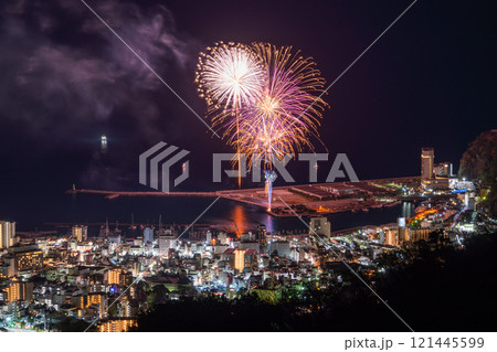 《静岡県》熱海花火大会・熱海の街を見下ろす夜景 《静岡県》熱海花火大会・熱海の街を見下ろす夜景 121445599