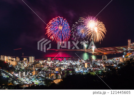 《静岡県》熱海花火大会・熱海の街を見下ろす夜景 121445605