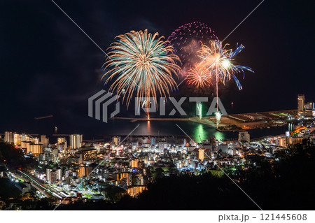《静岡県》熱海花火大会・熱海の街を見下ろす夜景 《静岡県》熱海花火大会・熱海の街を見下ろす夜景 121445608