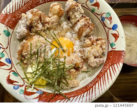 たまごの黄身が乗ってる唐揚げ丼 たまごの黄身が乗ってる唐揚げ丼 121445697