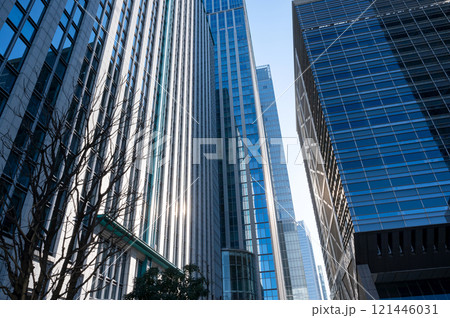 高層ビルを見上げるオフィス街の風景 高層ビルを見上げるオフィス街の風景 121446031