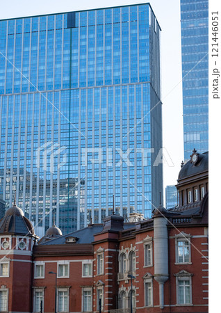 高層ビルと東京駅の風景 121446051