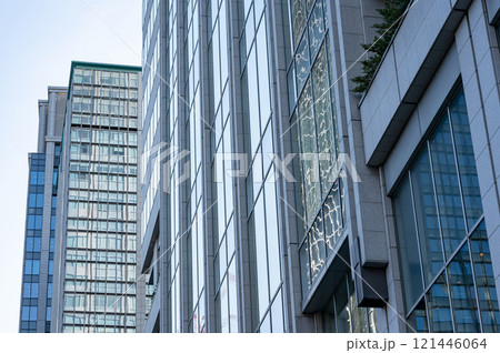 高層ビルを見上げるオフィス街の風景 121446064