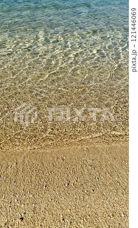 沖縄本島のビーチの波打ち際　綺麗な海 121446069