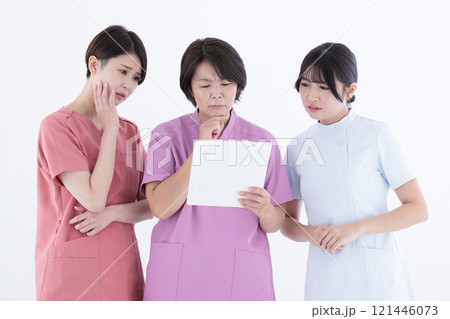 看護師の横並びで医局などで申し送りや打ち合わせをするイメージ 治療計画などで困る悩む考える 看護師の横並びで医局などで申し送りや打ち合わせをするイメージ 治療計画などで困る悩む考える 121446073
