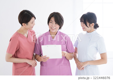 看護師の横並びで医局などで申し送りや打ち合わせをするイメージ　指導や新人研修など 121446076